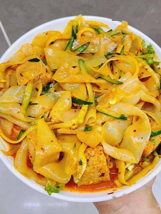 涼皮勁道有秘方，多加這一物，筋道爽滑不發(fā)硬，比小吃店的還好吃